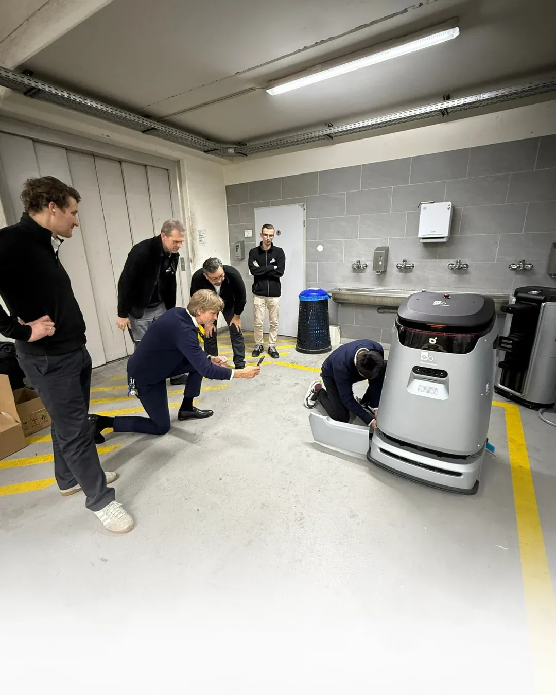 Inbetriebnahme des AGIBOT C5 in der Produktionshalle von Hugo Benzing