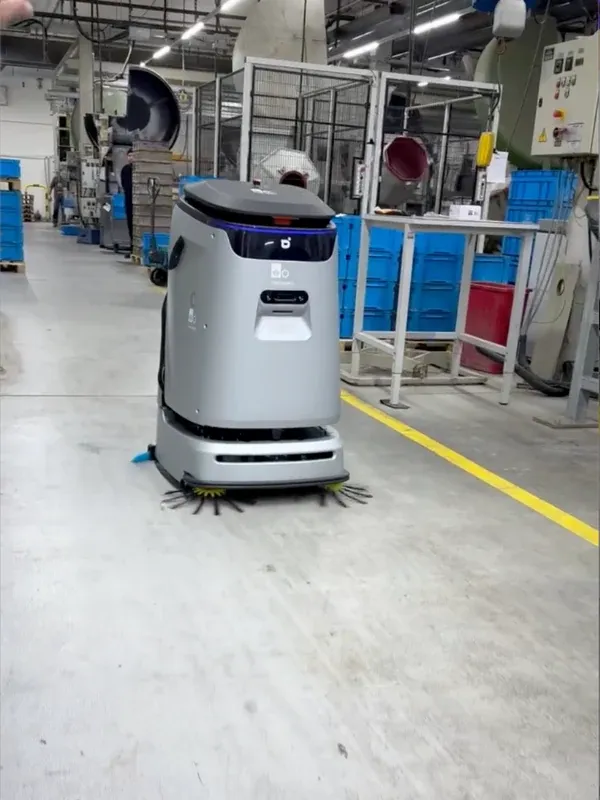 The AGIBOT C5 cleaning the production area at Hugo Benzing